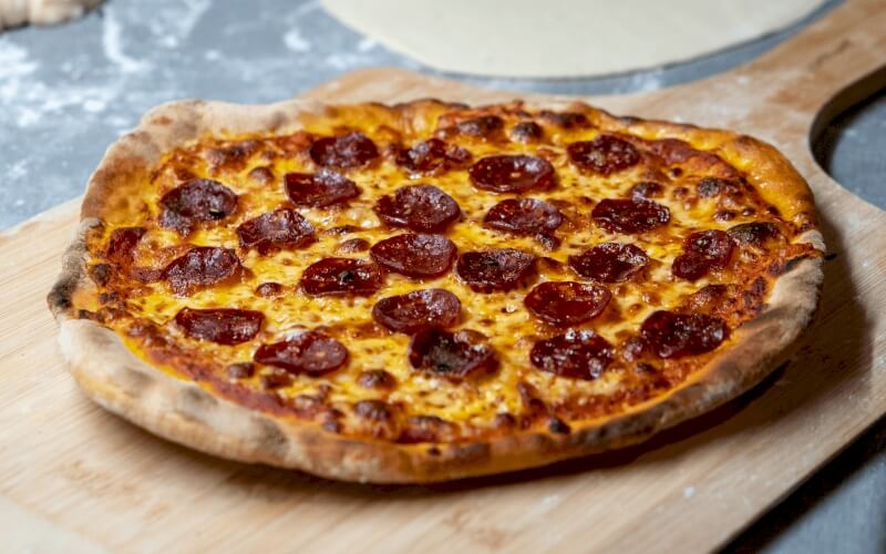 Resep Pizza Pepperoni dan Daging Iris